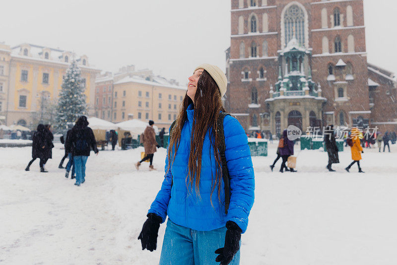 快乐的女人在克拉科夫思考下雪的冬天