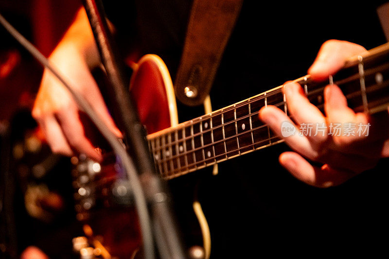 音乐家在音乐之夜现场表演的舞台上弹吉他