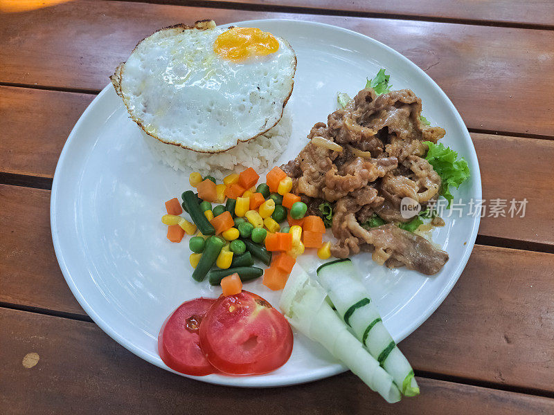 牛肉烤鸡饭配米饭，煎蛋卷蛋，牛肉烧烤，生菜，番茄，黄瓜和混合蔬菜。食品菜单。