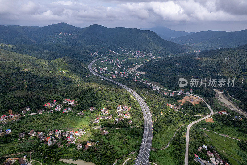 通过山区和农村地区的高速公路鸟瞰图