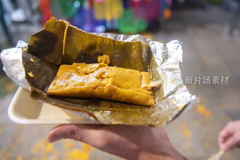 墨西哥卡门海滩的传统墨西哥玉米粉蒸肉