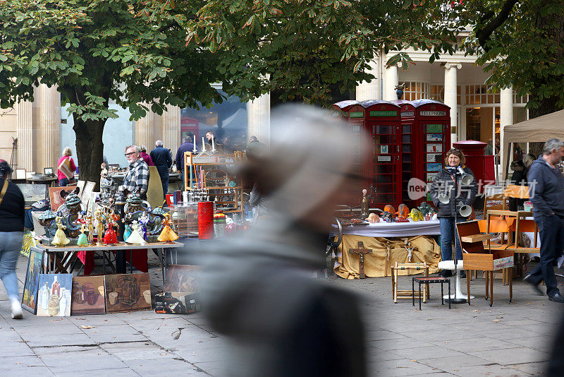 热闹的跳蚤市场出售古董和金砖-à-brac在切尔滕纳姆科茨沃尔德镇的中心