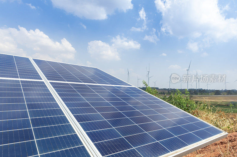 太阳能电池板和风力涡轮机在蓝天中运转。清洁可再生能源，绿色世界。可再生能源概念