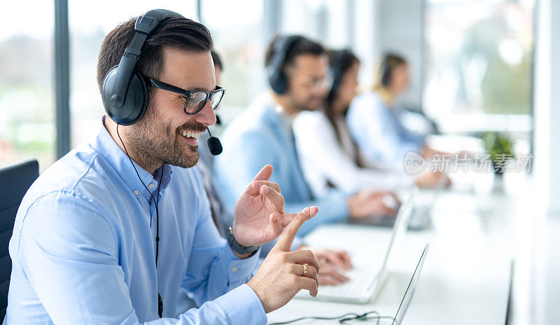 专业的客户支持代理，在呼叫中心办公室帮助客户时，用手指数数