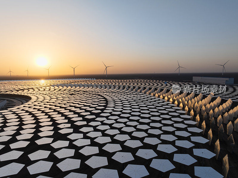 日落时拍摄的太阳能发电厂