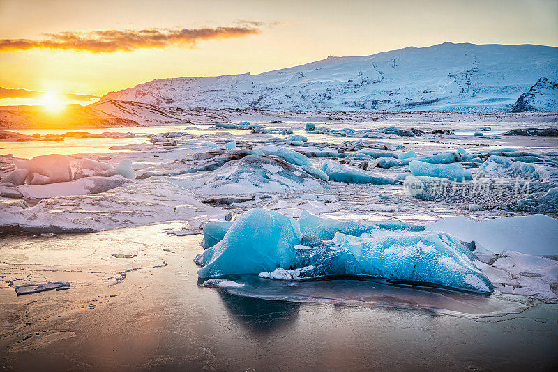 冰岛冰川泻湖湾美丽的寒冷景观图片