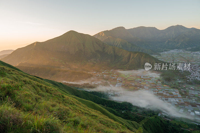 龙目岛的农田和火山景观