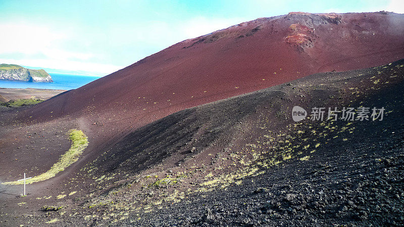 岛上两座火山之一的埃尔德费尔火山冒着热气