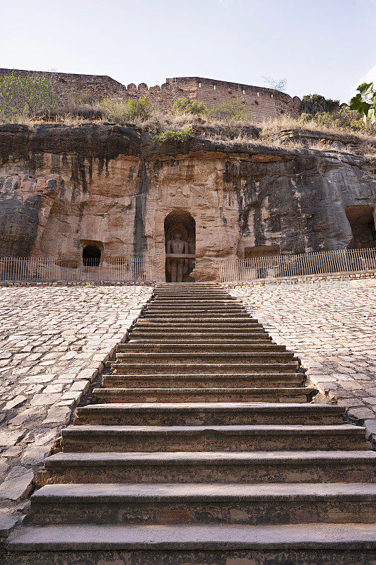 岩石切割耆那教图像Urwai门或Siddhanchal洞穴群，堡垒综合体，瓜廖尔，中央邦，印度
