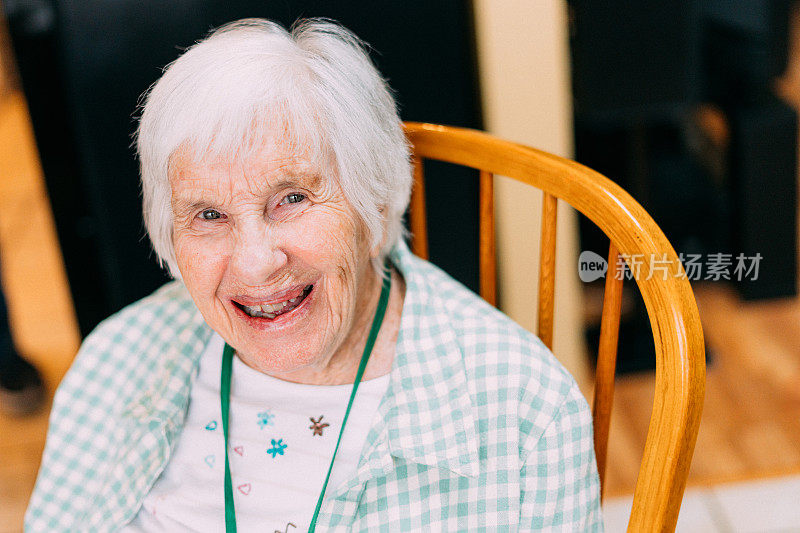 开朗的老年白人妇女独特的斑点漂亮的眼睛和脸看着相机