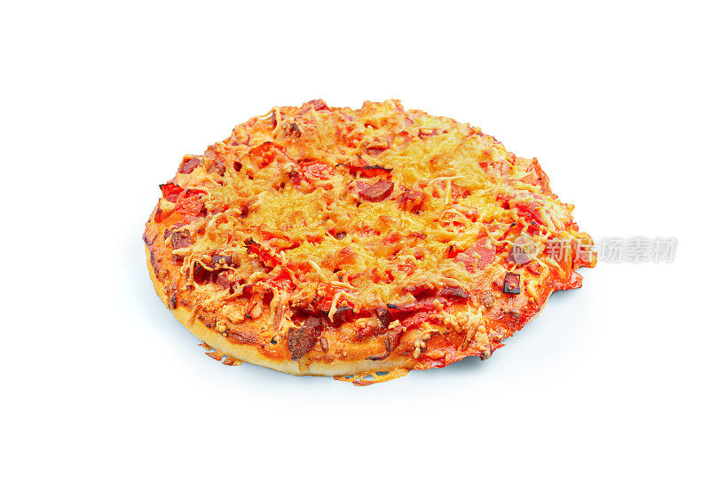 冷冻披萨在一个白色的背景。半成品披萨被隔离在白色背景上。前视图。