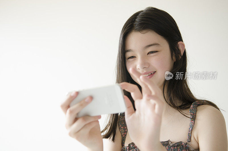 微笑的女孩用智能手机