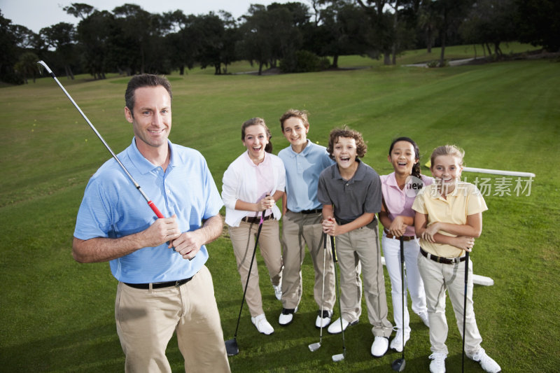 职业高尔夫球手和一群孩子在练习场