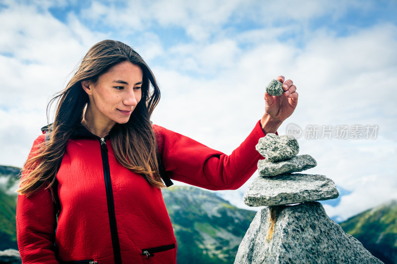 山顶上的年轻女子