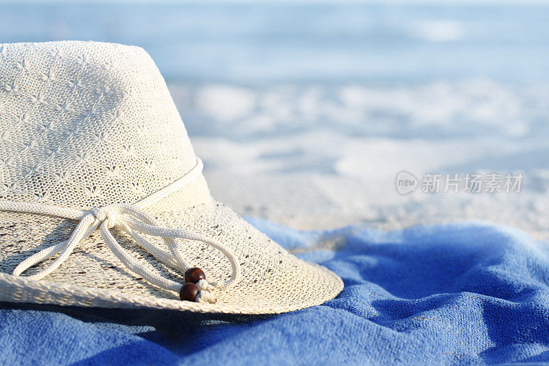 海滩上的帽子。蓝色的大海