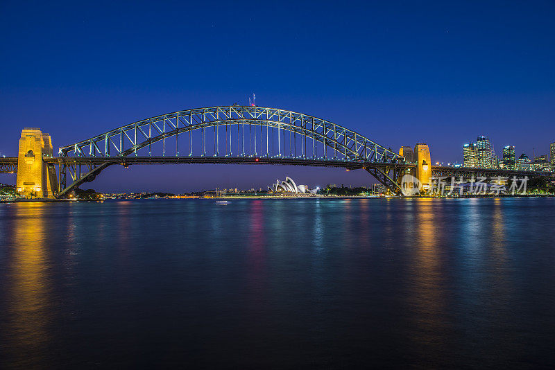 悉尼海港大桥，歌剧院和城市景观在黄昏，澳大利亚