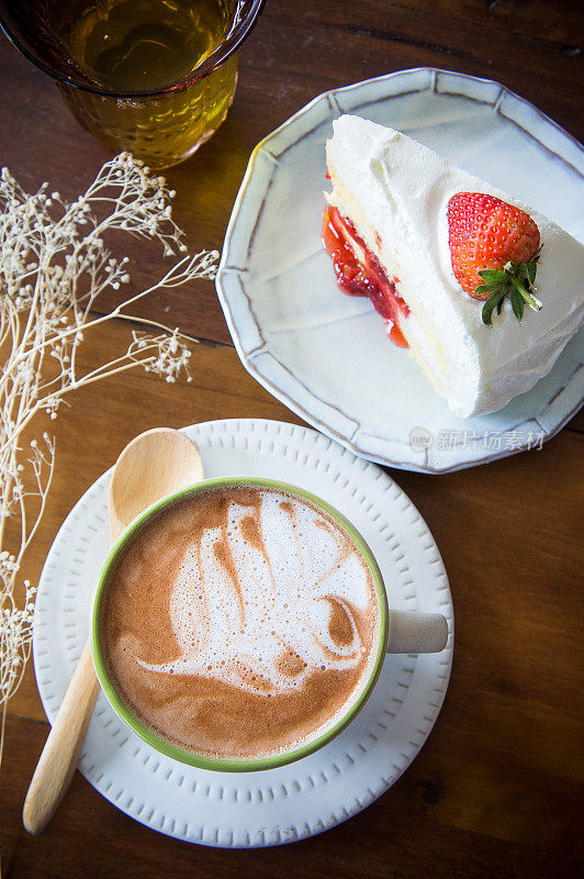 咖啡杯和草莓蛋糕在咖啡馆的木头背景复古风格