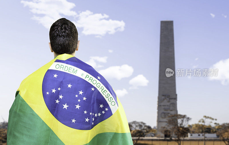 一名手持巴西国旗的男子望着伊比拉普埃拉公园