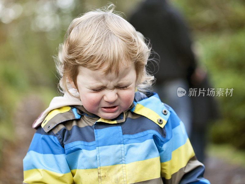 小男孩用烟斗吹眼睛