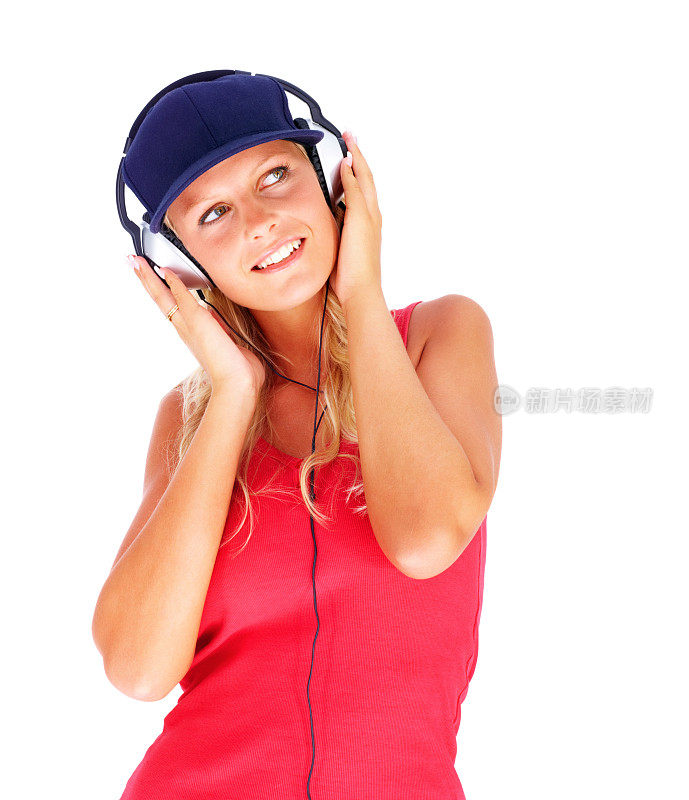 快乐的女性听着耳机上的音乐越过白色