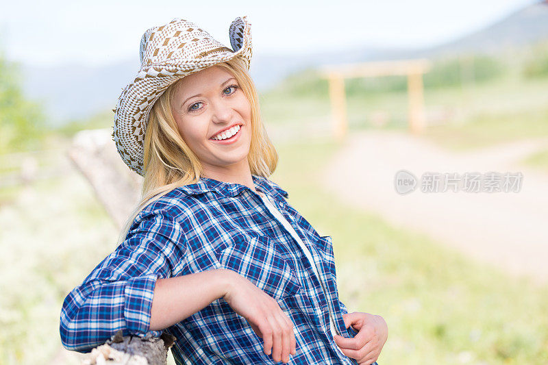 牧场上的年轻女牛仔