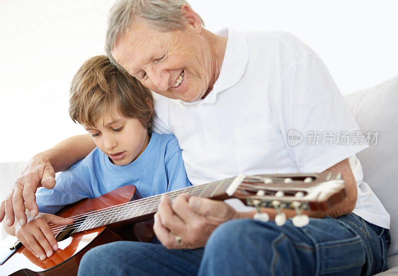 小男孩跟他爷爷学吉他
