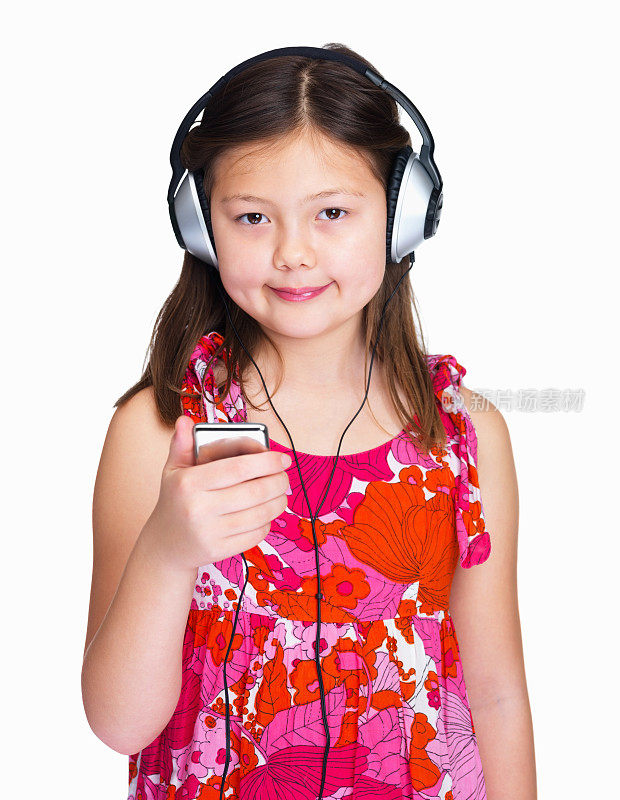 小女孩戴着耳机和MP3听音乐