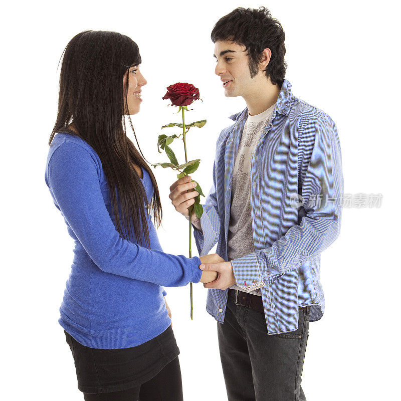 小伙子送给女友一朵玫瑰