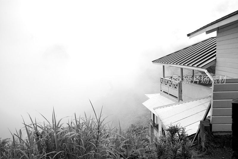 俯瞰雾气弥漫的山谷的小屋