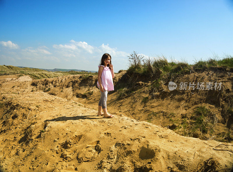 可爱的7岁女孩在海滩