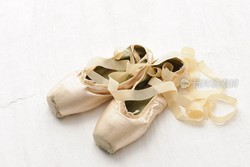 石膏上的旧粉色缎子古典芭蕾舞鞋