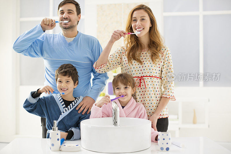 刷牙的快乐家庭。