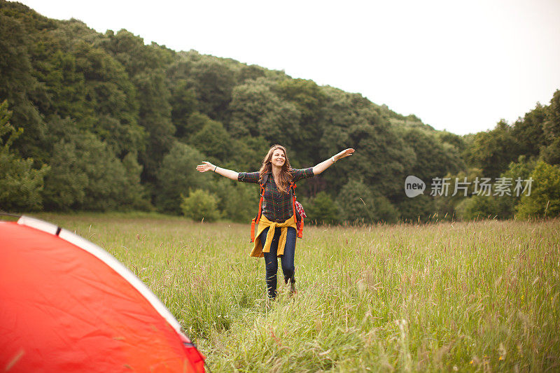 在森林里露营的中年妇女。