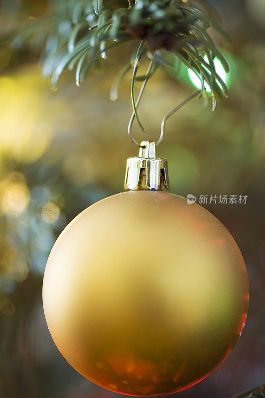 圣诞树上的金色装饰物