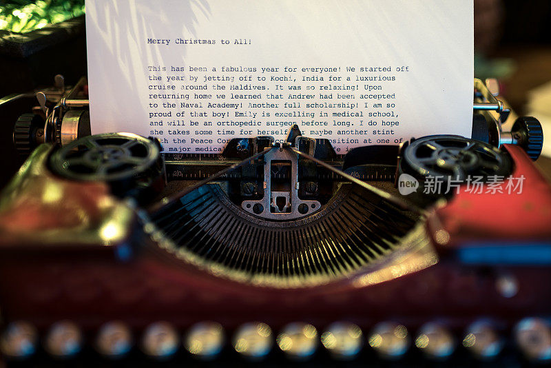 红色老式打字机里的一封讨厌的圣诞信