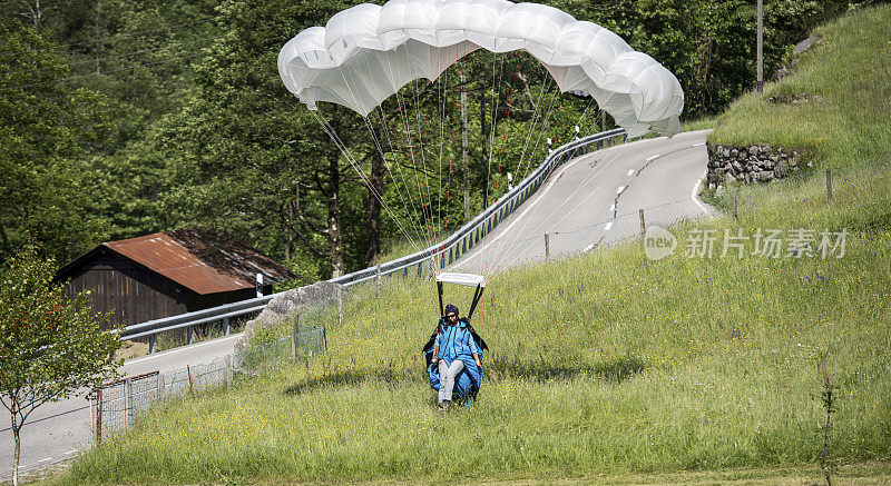 一名伞兵在瑞士伯尔尼坎顿着陆。
