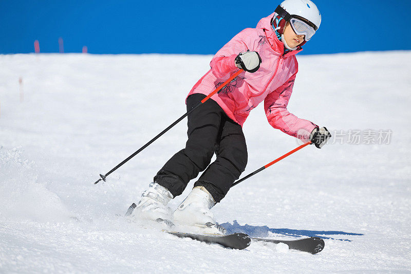 十几岁的女孩滑雪滑雪在阳光明媚的滑雪场滑雪