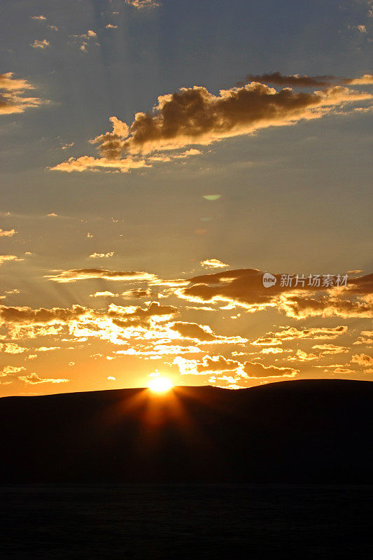 纳米比亚:纳米布沙漠上的日出彩云