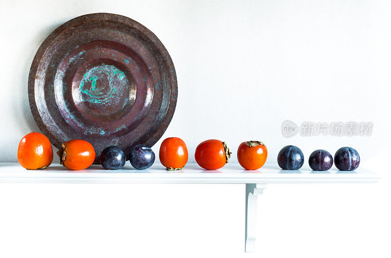 铜板和水果在架子上
