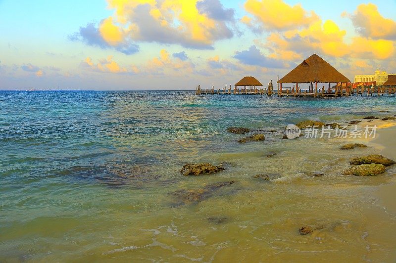 日出在加勒比海滩和凉亭-帕拉帕-坎昆