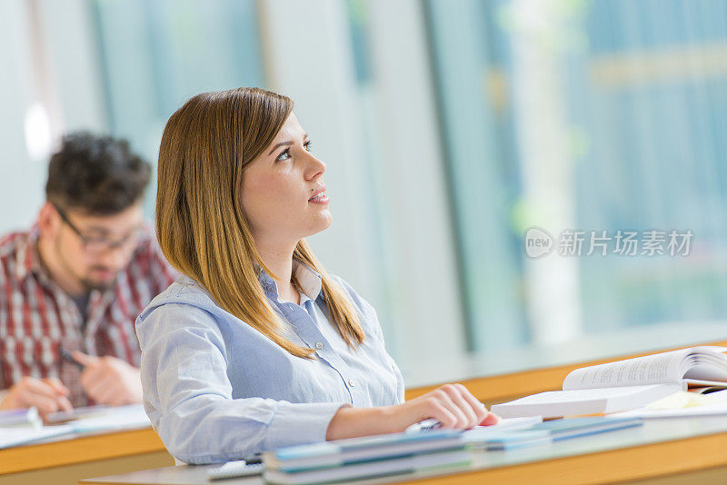 教室里沉思的女学生