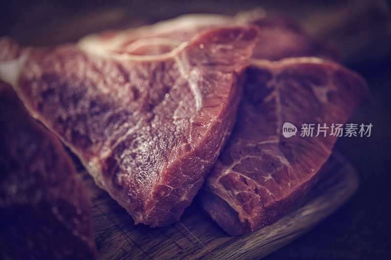 木盘上的新鲜肉排