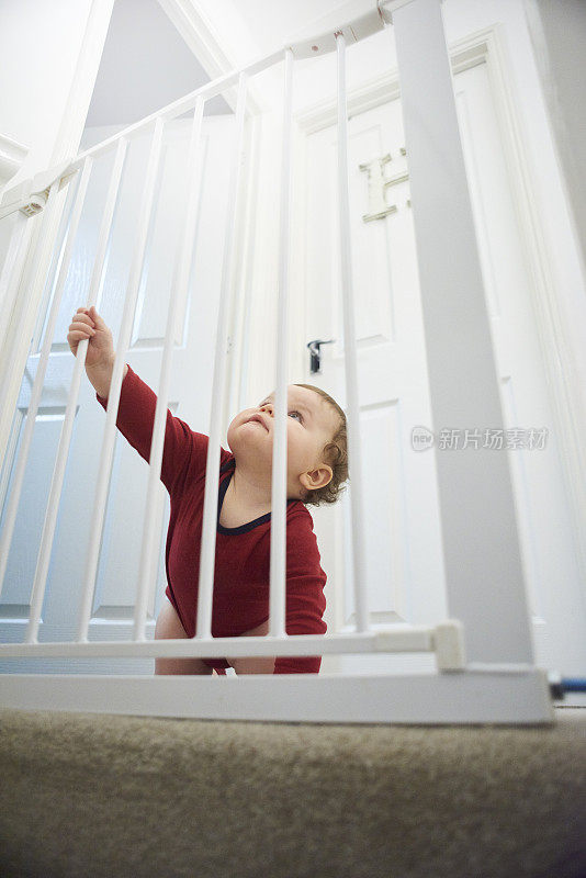 楼梯上的婴儿安全门