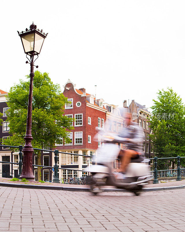 阿姆斯特丹Keizersgracht的Bicyclist