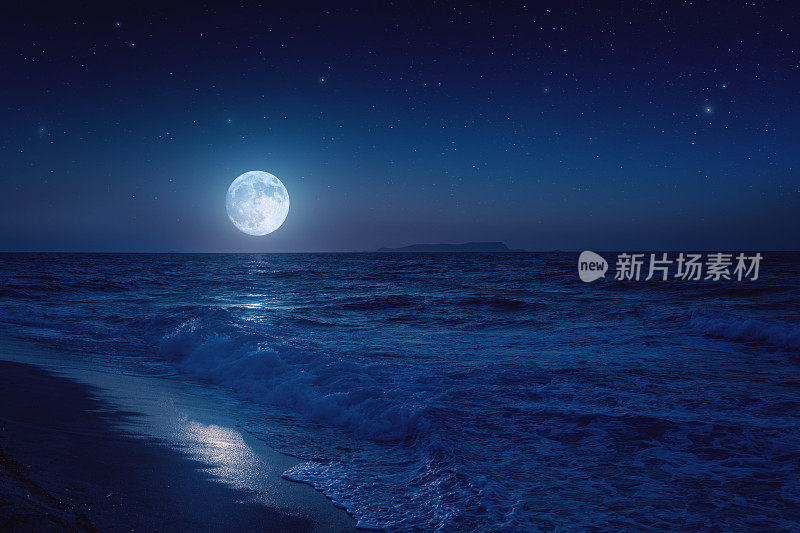 海上升起的月亮