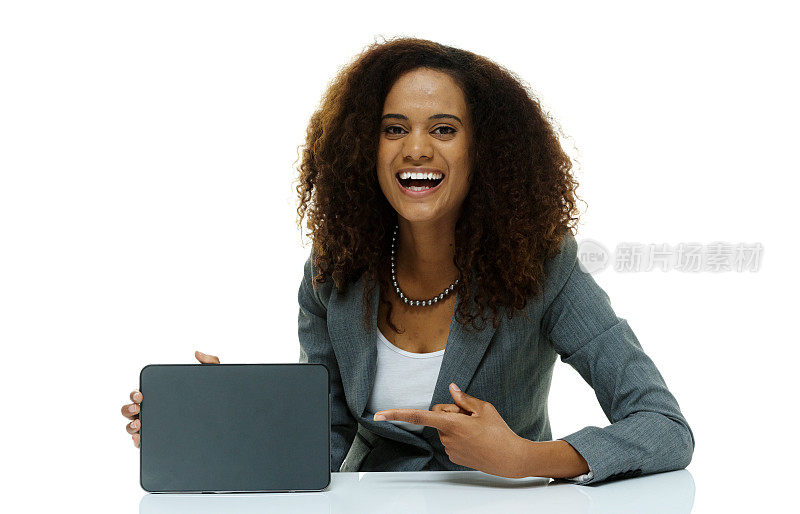 兴高采烈的女商人指着平板电脑