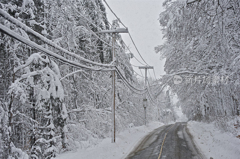 水电线路遭遇大雪