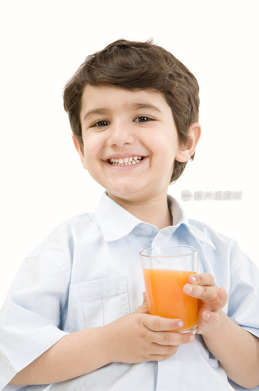 拿着橙汁的男孩