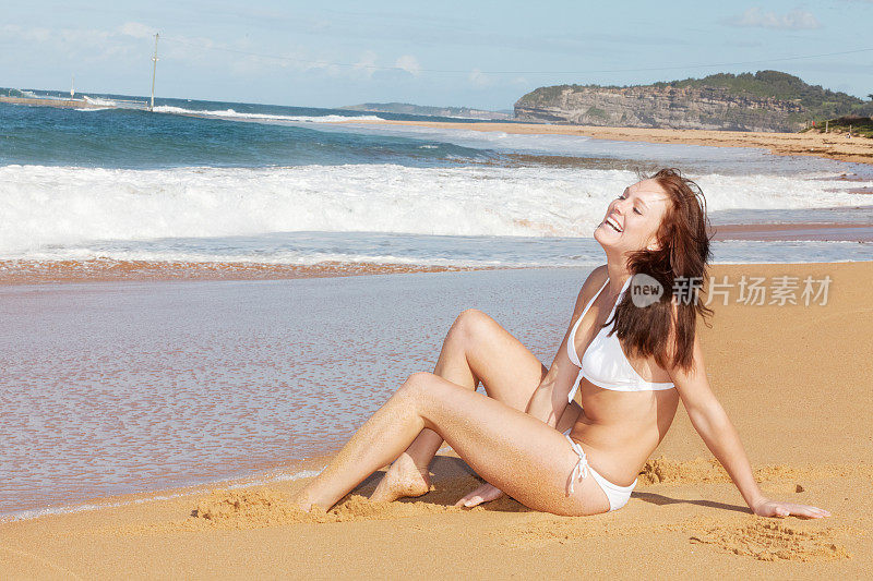 海滩上穿着比基尼的快乐女人