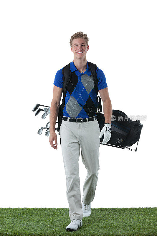 微笑的男性高尔夫球手与他的高尔夫球袋